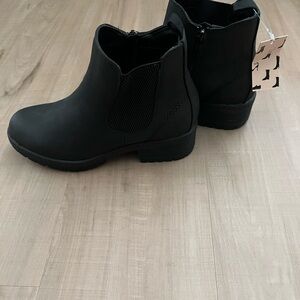 Sleek Black Ankle Boots with Elastic Panels